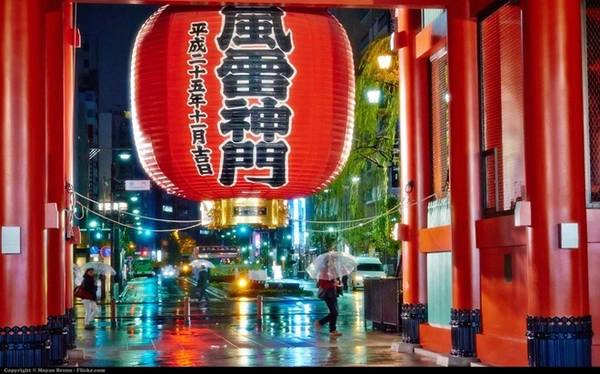 Chiếc đèn lồng khổng lồ ở đền Asakusa, Tokyo, đem lại cảm giác ấm áp.