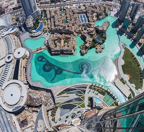 Khung cảnh nhìn từ nóc Burj Khalifa, tòa nhà cao nhất thế giới ở Dubai. Khung cảnh nhìn từ nóc Burj Khalifa, tòa nhà cao nhất thế giới ở Dubai.