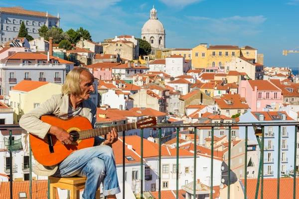 Không quá đông khách du lịch, Lisbon là nơi hoàn hảo để bạn lang thang, bắt gặp những nghệ sĩ đường phố và tận hưởng âm nhạc. Ảnh: Nodestinations. 