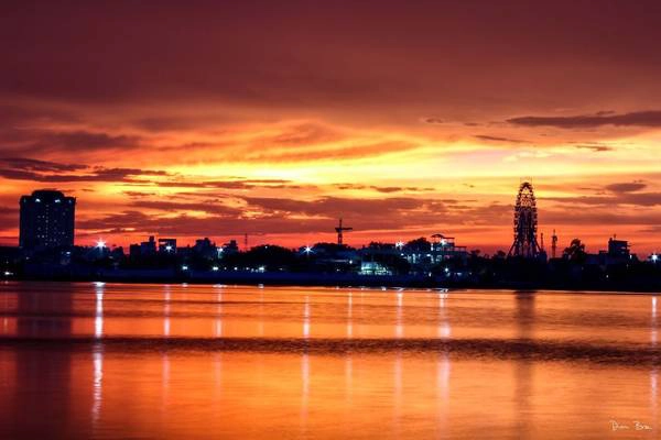Khung cảnh tuyệt đẹp ở Hồ Tây vào mùa hè. Khung cảnh tuyệt đẹp ở Hồ Tây.