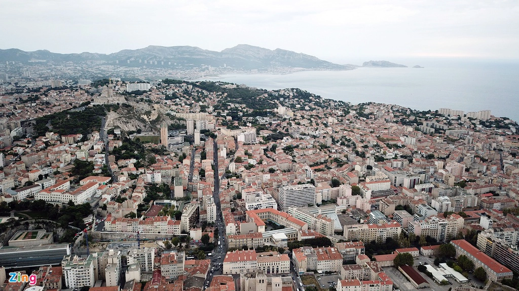 Marseille nằm phía đông nam nước Pháp, cách thủ đô Paris 800 km, mang khí hậu đặc trưng của vùng Địa Trung Hải, chủ yếu là mùa nắng. Tuy nhiên, khi những bức hình này được ghi lại, thành phố cảng đang khá sầm sì. Thời điểm nóng nhất trong năm rơi vào tháng 7 và tháng 8, nhiệt độ trung bình dao động trong khoảng 28-30 độ C vào ban ngày và ban đêm khoảng 19 độ C. 