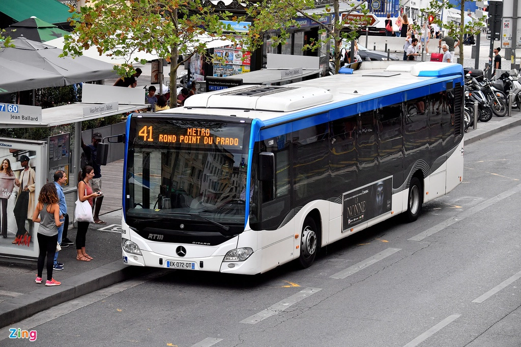   Vào năm 2013, thành phố này còn được lựa chọn là “thủ đô văn hoá châu Âu” bởi lịch sử lâu đời và đậm đà văn hoá, bản sắc. Tới Marseille, du khách không phải lo lắng về phương tiện đi lại. Bạn có thể mua vé xe bus, tàu điện dành cho nhiều cuộc hành trình của mình. 