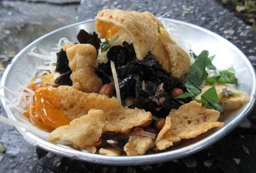Gỏi khô bò tại đây mê hoặc thực khách với vị ngon của nước dùng và cái giòn tan của bánh chiên. Gỏi khô bò tại đây mê hoặc thực khách với vị ngon của nước dùng và cái giòn tan của bánh chiên.