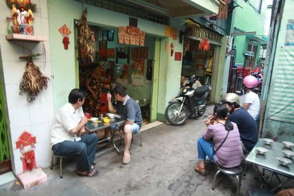 Những chiếc bàn nhỏ kê trước hiên nhà hàng xóm... Những chiếc bàn nhỏ kê trước hiên nhà hàng xóm...
