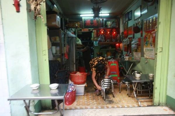 Và khoảng 5 chiếc bàn trong nhà là tất cả không gian của quán. Và khoảng 5 chiếc bàn trong nhà là tất cả không gian của quán.