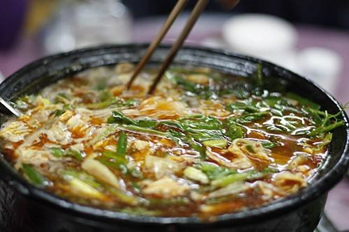 Khuất trong con hẻm số 498 đường Nguyễn Thị Định là quán lẩu “không tên, không địa chỉ, không có món thứ hai”. Khuất trong con hẻm số 498 đường Nguyễn Thị Định là quán lẩu “không tên, không địa chỉ, không có món thứ hai”.