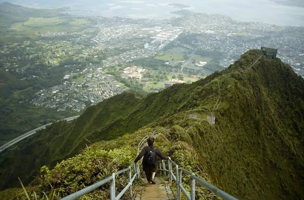 Bậc thang lên thiên đường (Stairway to Heaven) còn được biết đến với tên gọi Haiku Stairs là một trong những cảnh quan nổi tiếng ở Oahu, Hawaii (Mỹ). Quân đội Mỹ xây dựng con đường gồm 3.922 bậc thang trong Thế chiến 2 để binh lính có thể treo cáp. Nhung-canh-dep-me-hon-nhung-it-du-khach-ivivu-1
