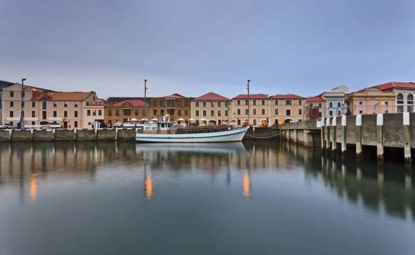 Là thành phố lớn nhất bang Tasmania, Australia, Hobart có vẻ duyên dáng của thành phố cảng lâu đời với những ngôi nhà, khách sạn, quán cà phê nằm dọc cảng, tạo một bức tranh ấn tượng. Nhung-canh-dep-me-hon-nhung-it-du-khach-ivivu-13