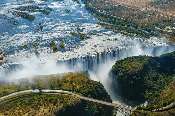 Thác Victoria chảy từ sông Zambezi, giữa Zimbabwe và Zambia, được coi là thác nước lớn nhất thế giới. Thác do David Livingston, một người Scotland khám phá năm 1855 và đặt theo tên nữ hoàng Victoria. Nhung-canh-dep-me-hon-nhung-it-du-khach-ivivu-15