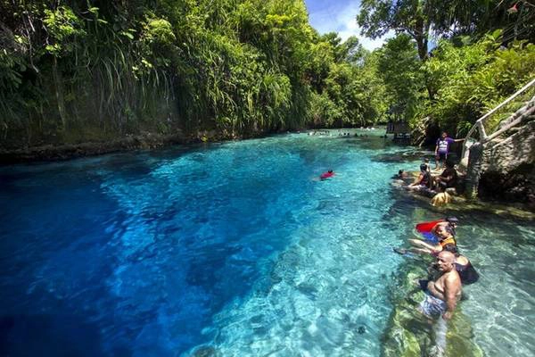 Dòng sông nước mặn Hinatuan River ở Philippines chảy thẳng ra Thái Bình Dương với làn nước trong vắt như pha lê. Đây là địa điểm lý tưởng để bơi lội và ngắm cảnh. Nhung-canh-dep-me-hon-nhung-it-du-khach-ivivu-16