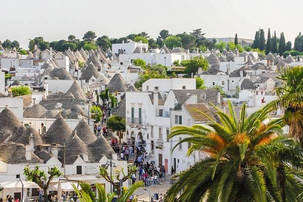 Không chỉ có phong cảnh đẹp như tranh vẽ, làng Alberobello còn là quê hương của nhiều món ăn ngon và những người tốt bụng nhất Italy. Nhung-canh-dep-me-hon-nhung-it-du-khach-ivivu-17
