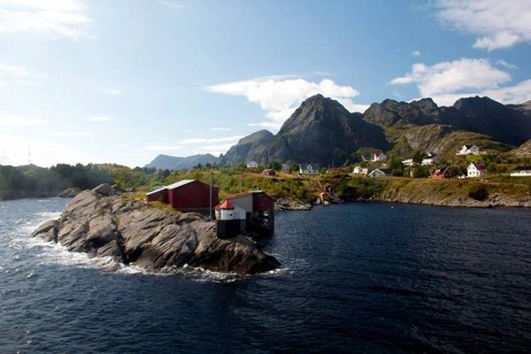 Quần đảo Lofoten của Nauy có vỉa san hô nước sâu lớn nhất thế giới cùng hàng triệu loài chim biển như đại bàng biển, chim cốc, hải âu cổ rụt... Nhung-canh-dep-me-hon-nhung-it-du-khach-ivivu-2