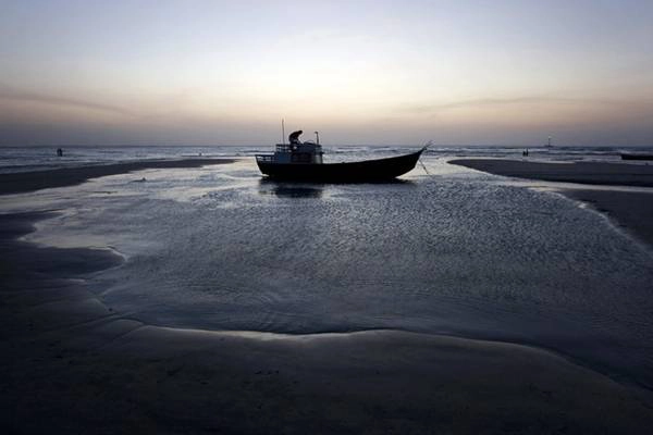 Ngôi làng chài cách thủ đô Brazil 300 km mang tên Jericoacoara là nơi có những con đường phủ đầy cát, bãi biển trải dài bất tận, và mới có điện cách đây 20 năm. Đây là nơi lý tưởng để lướt sóng. Nhung-canh-dep-me-hon-nhung-it-du-khach-ivivu-3