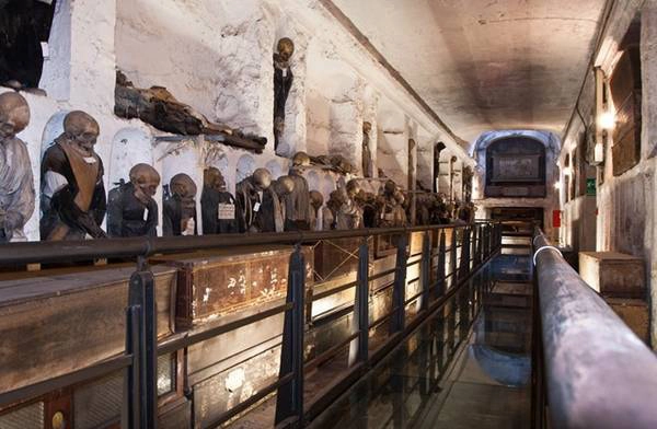 Không phải nơi dành cho những người yếu tim, bởi Capuchin Crypt là nơi lưu giữ hài cốt của 4.000 tu sĩ bên dưới nhà thờ Santa Maria della Concezione ở Rome, Italy. Nhung-canh-dep-me-hon-nhung-it-du-khach-ivivu-4