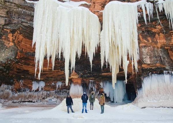 Apostle Islands National Lakeshore gồm 21 hòn đảo, nhiều hang đá, thác nước đóng băng và rất nhiều cảnh quan băng giá ngoạn mục. Nhung-canh-dep-me-hon-nhung-it-du-khach-ivivu-5