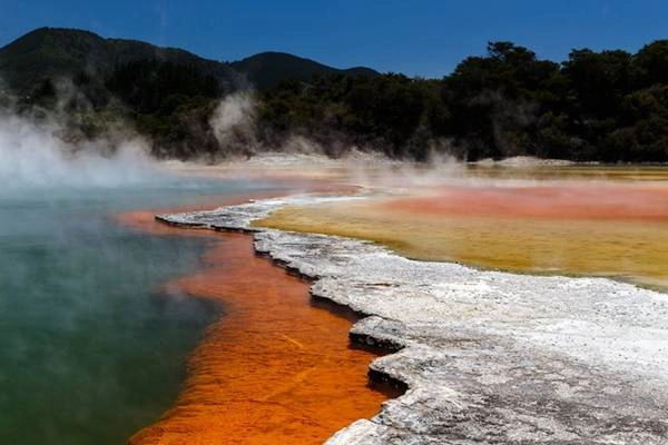 Wai-O-Tapu là một trong những công viên núi lửa rực rỡ nhất của New Zealand. Khu vực này có mặt đất bốc hơi, những vũng bùn sôi sục, mặt nước nhiều màu sắc như xanh, da cam, vàng được tạo ra từ các khoáng chất. Nhung-canh-dep-me-hon-nhung-it-du-khach-ivivu-7