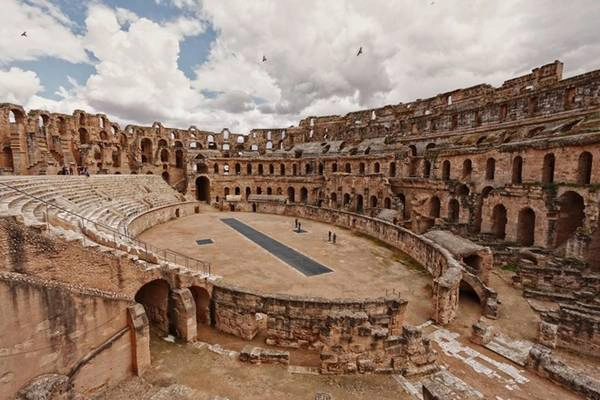 Đấu trường La Mã ở El Jem, Tunisia có thiết kế giống đấu trường ở Rome, Italy được xây dựng vào thế kỷ thứ 3, có sức chứa 35.000 người. Nhung-canh-dep-me-hon-nhung-it-du-khach-ivivu-8