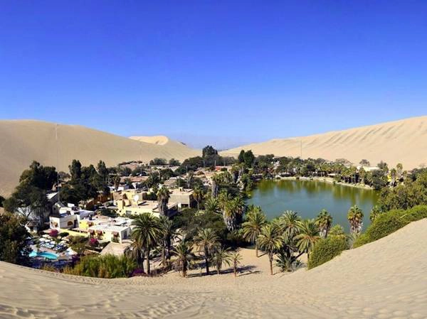 Thị trấn Huacachina là một ốc đảo trong sa mạc ở Peru. Thị trấn tuyệt đẹp với cây cối xanh tươi, hồ nước mát mẻ, mang đến cho du khách những cảm nhận lý thú giữa lòng sa mạc. Nhung-canh-dep-me-hon-nhung-it-du-khach-phan-2-ivivu-10