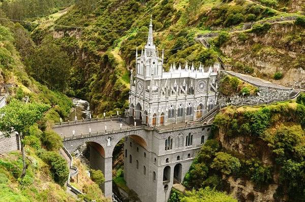 Nằm ở vùng đồng quê Colombia, nhà thờ Las Lajas được xây dựng từ năm 1916 đến 1944 bên trong hẻm núi của con sông Guaitara để tưởng nhớ Đức mẹ Maria. Las Lajas cao 100 m tính từ đáy hẻm núi, với một cây cầu cao 50 m bắc ngang nối hai bờ, trông như một tòa lâu đài cổ châu Âu. Nhung-canh-dep-me-hon-nhung-it-du-khach-phan-2-ivivu-11
