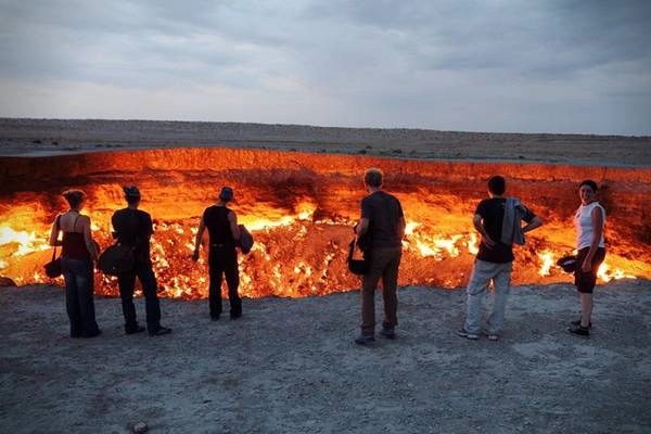 Được coi là “cánh cửa địa ngục”, miệng núi lửa ở Derweze, Turkmenistan được hình thành khi các nhà địa chất Xô Viết khoan tìm kiếm khi gas năm 1971. Họ cho rằng đám cháy chỉ kéo dài vài ngày, nhưng nó vẫn không ngừng sau nhiều thập kỷ. Nhung-canh-dep-me-hon-nhung-it-du-khach-phan-2-ivivu-12