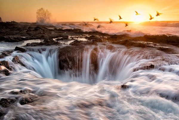 Nằm ở vùng biển Cape Perpetua, Oregon, giếng thần Thor là cảnh quan ngoạn mục trên biển Thái Bình Dương. Mỗi khi thủy triều lên, giếng càng trở nên hùng vĩ như đang thể hiện sức mạnh phi thường. Nhung-canh-dep-me-hon-nhung-it-du-khach-phan-2-ivivu-14