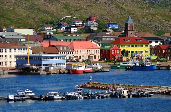 Saint Pierre et Miquelon, một hòn đảo ngoài khơi Canada là di tích cuối cùng của thực dân Pháp tại vùng Bắc Mỹ. Tất cả cư dân trong vùng đều nói tiếng Pháp, với nền văn hóa pha trộn giữa Pháp và Canada. Nhung-canh-dep-me-hon-nhung-it-du-khach-phan-2-ivivu-15