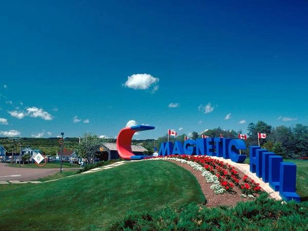 Vùng New Brunswick, Canada có một ngọn đồi mang tên đồi Nam Châm (Magnetic Hill). Người dân địa phương nói rằng, nếu dừng xe ở chân đồi, xe sẽ tự động chạy lên đồi. Nhung-canh-dep-me-hon-nhung-it-du-khach-phan-2-ivivu-17