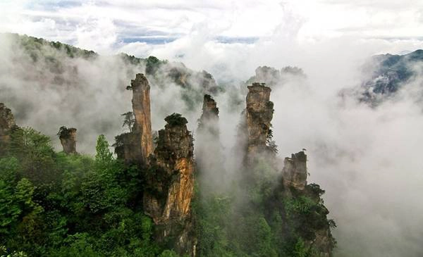 Núi Thiên Tử, Vũ Lăng Nguyên, Trung Quốc có hàng trăm khe nước và hàng nghìn đỉnh núi hòa quyện vào nhau đẹp như tranh vẽ. Đây là bối cảnh của phim Tây Du Ký và Avatar. Nhung-canh-dep-me-hon-nhung-it-du-khach-phan-2-ivivu-8