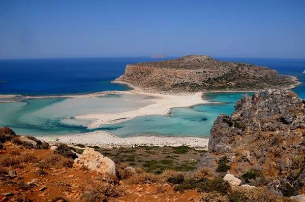 Vùng đầm phá Balos, Hy Lạp được thiên nhiên ưu đãi với những bãi cát trắng và làn nước trong xanh cùng hệ động thực vật quý hiếm. Thái tử Charles và công nương Diana từng đến đây bằng du thuyền nhiều năm trước. Nhung-canh-dep-me-hon-nhung-it-du-khach-phan-2-ivivu-9