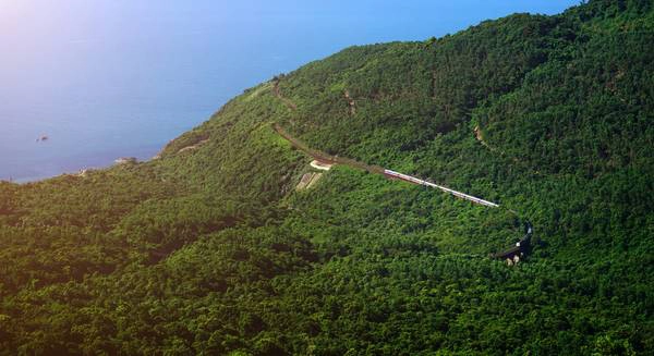Đèo Hải Vân hùng vĩ của miền Trung nắng gió, cao 500 m so với mực nước biển, dài 20 km.