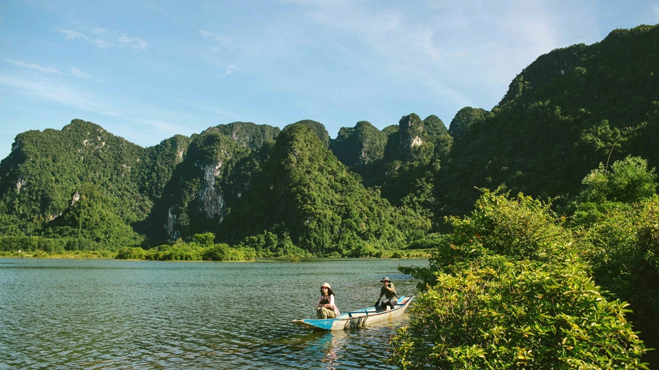 Được mệnh danh "vương quốc hang động", Quảng Bình trở thành một trong những điểm du lịch hấp dẫn nhất Việt Nam hiện nay. Qua tác phẩm điện ảnh đình đám Kong: Skull Island, khung cảnh thiên nhiên tuyệt đẹp của địa phương này ngày càng được nhiều du khách biết đến. Bộ phim mới nhất của đạo diễn Victor Vũ, Người bất tử cũng chọn Quảng Bình để thực hiện đa số cảnh quay, trong đó nổi bật là bối cảnh hoang sơ, kỳ vĩ của hệ thống hang động Tú Làn và bãi biển Đá Nhảy. Ảnh: CJ. Được mệnh danh "vương quốc hang động", Quảng Bình trở thành một trong những điểm du lịch hấp dẫn nhất Việt Nam hiện nay. Qua tác phẩm điện ảnh đình đám Kong: Skull Island, khung cảnh thiên nhiên tuyệt đẹp của địa phương này ngày càng được nhiều du khách biết đến. Bộ phim mới nhất của đạo diễn Victor Vũ, Người bất tử cũng chọn Quảng Bình để thực hiện đa số cảnh quay, trong đó nổi bật là bối cảnh hoang sơ, kỳ vĩ của hệ thống hang động Tú Làn và bãi biển Đá Nhảy. Ảnh: CJ.