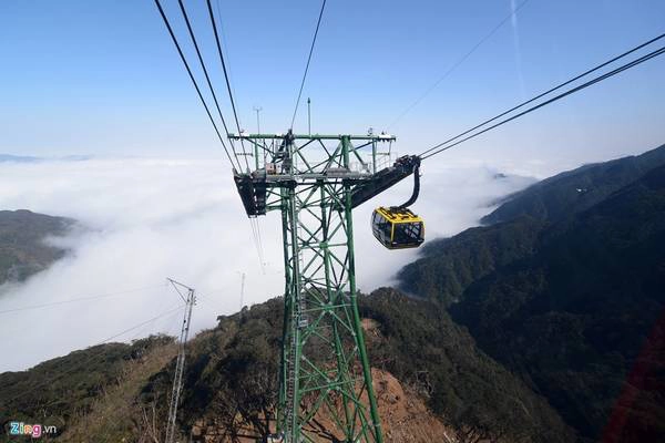 Cáp treo Fansipan Sa Pa, Lào Cai, Việt Nam: Hệ thống cáp treo mới khai trương vào ngày 2/2 đã lập 2 kỷ lục Guiness: Cáp treo ba dây có độ chênh giữa ga đi và ga đến lớn nhất thế giới (1.410 m) và Cáp treo ba dây dài nhất thế giới (6.292,5 m). Cáp treo đưa du khách lên độ cao 3.000 m trên đỉnh núi cao nhất Việt Nam trong 15 phút, cho bạn cơ hội ngắm nhìn biển mây giữa núi rừng hùng vĩ. Ảnh: Anh Tuấn.