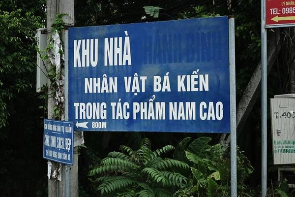 Từ thành phố Phủ Lý (Hà Nam), bạn có thể men theo con đường tỉnh lộ dọc bờ sông Châu tìm về xóm 11, xã Hòa Hậu, huyện Lý Nhân, tỉnh Hà Nam. Để cẩn thận hơn, bạn nên hỏi người dân địa phương và tới nơi một cách chính xác. Đi hết con hẻm nhỏ từ chiếc bảng chỉ dẫn ở đầu đường là bạn có thể thấy ngôi nhà Bá Kiến ẩn hiện sau những rặng cây sum xuê cùng hàng cau thẳng tắp.