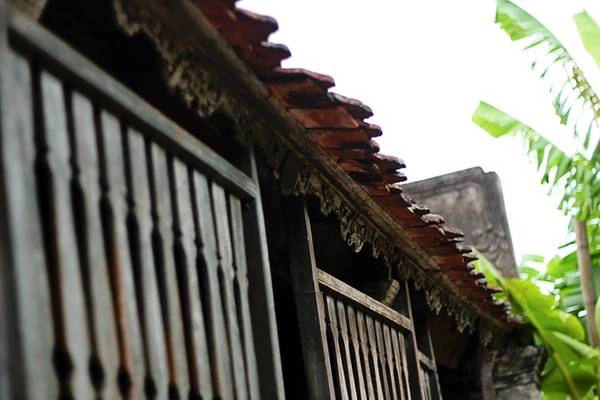 Ngôi nhà Bá Kiến nằm gần cuối xóm, thấp thoáng sau hàng cau cao. Được xây dựng trên mảnh đất rộng gần 1.000 m2, mặt nhà hướng Đông Nam, phía trước có một cái sân rộng với đủ loại cây trái. Điều này đã tạo nên sự mát mẻ, thoáng đãng cho khu nhà.