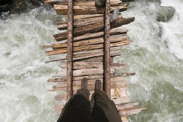 Cầu qua sông Kanka, Kashmir, Ấn Độ: Người dám dừng lại để chụp bức selfie ấn tượng này hẳn phải có thần kinh thép. Cây cầu được ghép từ những thanh gỗ mỏng manh bắc ngang con sông chảy xiết này không dành cho người yếu tim.