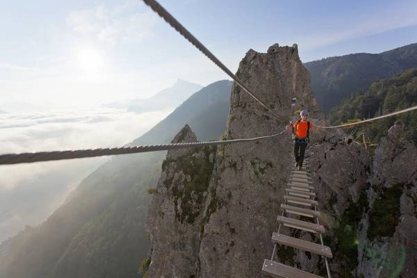 Cầu lưng chừng trời, Mondsee, Áo: Nếu đủ can đảm đi trên cây cầu này, du khách sẽ được hít thở không khí trong lành của dãy Alps và ngắm nhìn khung cảnh núi non hùng vĩ.