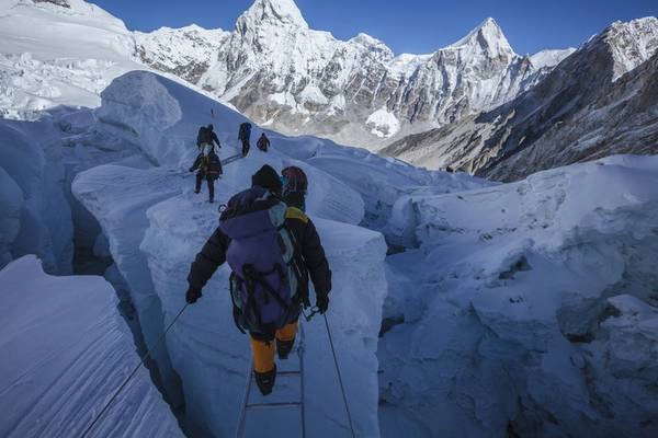 Cầu qua khe nứt, Everest, Nepal: Những cây cầu này không cố định, do người Sherpa bắc mỗi năm để giúp các du khách leo Everest vượt qua thác băng Khumbu. Du khách phải cận trọng từng bước đi, trong lúc vác theo một balô nặng, chỉ cần sơ sảy một chút là tai nạn chết người có thể xảy ra.