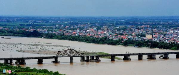Cầu Long Biên, Hà Nội: Đây là cây cầu thép đầu tiên bắc qua sông Hồng, do công ty Daydé & Pillé của Pháp khởi công xây dựng từ năm 1899 và hoàn thiện năm 1902. Ảnh: Hoàng Hà - Tuấn Mark. Cầu Long Biên, Hà Nội: Đây là cây cầu thép đầu tiên bắc qua sông Hồng, do công ty Daydé & Pillé của Pháp khởi công xây dựng từ năm 1899 và hoàn thiện năm 1902. Ảnh: Hoàng Hà - Tuấn Mark.