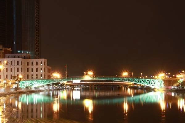 Cầu Mống hiện không còn là nơi lưu thông xe cộ, mà trở thành điểm hẹn hò lãng mạn của giới trẻ Sài Gòn. Ảnh: Như Quỳnh. Cầu Mống hiện không còn là nơi lưu thông xe cộ, mà trở thành điểm hẹn hò lãng mạn của giới trẻ Sài Gòn. Ảnh: Như Quỳnh.