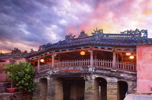 Chùa Cầu, Hội An: Cây cầu dài 18 m bắc qua lạch nước chảy ra sông Thu Bồn là một trong những di tích nổi tiếng của khu đô thị cổ Hội An. Ảnh: Lonelyplanet. Chùa Cầu, Hội An: Cây cầu dài 18 m bắc qua lạch nước chảy ra sông Thu Bồn là một trong những di tích nổi tiếng của khu đô thị cổ Hội An. Ảnh: Lonelyplanet.
