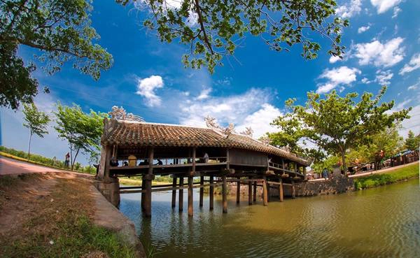Cầu ngói Thanh Toàn, Thừa Thiên - Huế: Cây cầu gỗ bắc qua mương làng Thanh Thủy Chánh, xã Thủy Thanh, tỉnh Thừa Thiên - Huế, là một công trình quý hiếm và có giá trị nghệ thuật cao trong các loại cầu cổ ở Việt Nam. Ảnh: Hanoitv. Cầu ngói Thanh Toàn, Thừa Thiên - Huế: Cây cầu gỗ bắc qua mương làng Thanh Thủy Chánh, xã Thủy Thanh, tỉnh Thừa Thiên - Huế, là một công trình quý hiếm và có giá trị nghệ thuật cao trong các loại cầu cổ ở Việt Nam. Ảnh: Hanoitv.