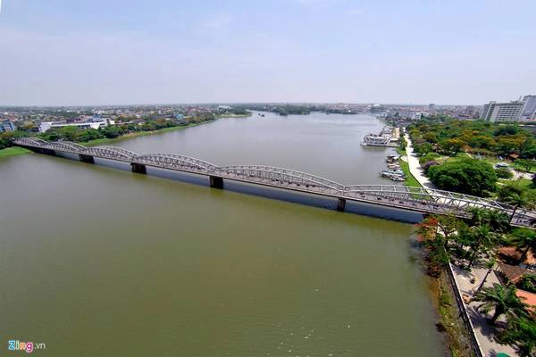 Cầu Trường Tiền, Huế: Còn được gọi là cầu Tràng Tiền, chiếc cầu gắn liền với hình ảnh xứ Huế mộng mơ này có kiến trúc theo kiểu Gothic, do hãng Eiffel của Pháp thiết kế và xây dựng, hoàn tất năm 1899. Ảnh: Lê Hiếu - Mạnh Thắng. Cầu Trường Tiền, Huế: Còn được gọi là cầu Tràng Tiền, chiếc cầu gắn liền với hình ảnh xứ Huế mộng mơ này có kiến trúc theo kiểu Gothic, do hãng Eiffel của Pháp thiết kế và xây dựng, hoàn tất năm 1899. Ảnh: Lê Hiếu - Mạnh Thắng.
