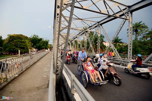 Cầu Trường Tiền đã trở thành một phần cuộc sống của người dân Huế, và là điểm tham quan không thể bỏ qua với du khách thập phương. Ảnh: Lê Hiếu - Mạnh Thắng. Cầu Trường Tiền đã trở thành một phần cuộc sống của người dân Huế, và là điểm tham quan không thể bỏ qua với du khách thập phương. Ảnh: Lê Hiếu - Mạnh Thắng.