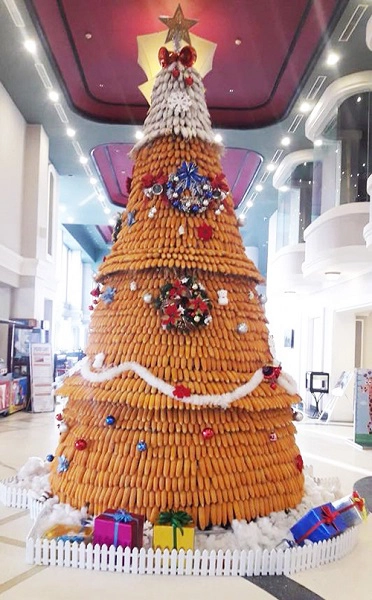 Tại khu du lịch Fansipan, một cây thông Noel được dựng từ những bắp ngô của đồng bào dân tộc ở Sa Pa, với ý nghĩa mang đến cảm giác ấm no cho mùa Giáng sinh đang tới. Ảnh: Chien Nguyen. Tại khu du lịch Fansipan, một cây thông Noel được dựng từ những bắp ngô của đồng bào dân tộc ở Sa Pa, với ý nghĩa mang đến cảm giác ấm no cho mùa Giáng sinh đang tới. Ảnh: Chien Nguyen.