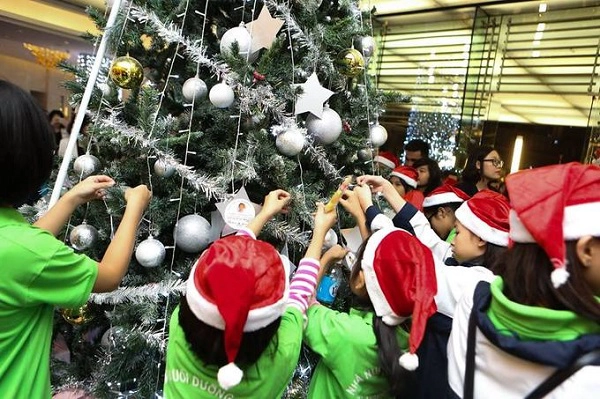 Hướng tới các hoạt động từ thiện cũng là nội dung trong nhiều lễ thắp sáng cây thông Noel năm nay. Tại JW Marriott Hanoi, 200 bé đến từ 4 làng trẻ đến tham gia được trao một ngôi sao ghi lại điều ước và treo chúng lên các cây thông Noel trong khách sạn. Từ ngày 1 đến 24/12, khách lưu trú ở đây có thể lựa chọn một ngôi sao bất kỳ trên cây thông và giúp biến điều ước trong đó thành hiện thực, hoặc đặt 300.000 đồng vào phong bì cùng ngôi sao điều ước và địa chỉ liên hệ để khách sạn có thể giúp mua quà cho các em. Toàn bộ quà tặng sẽ được khách sạn gửi đến các bé vào ngày 25/12/ 2017. Hướng tới các hoạt động từ thiện cũng là nội dung trong nhiều lễ thắp sáng cây thông Noel năm nay. Tại JW Marriott Hanoi, 200 bé đến từ 4 làng trẻ đến tham gia được trao một ngôi sao ghi lại điều ước và treo chúng lên các cây thông Noel trong khách sạn. Từ ngày 1 đến 24/12, khách lưu trú ở đây có thể lựa chọn một ngôi sao bất kỳ trên cây thông và giúp biến điều ước trong đó thành hiện thực, hoặc đặt 300.000 đồng vào phong bì cùng ngôi sao điều ước và địa chỉ liên hệ để khách sạn có thể giúp mua quà cho các em. Toàn bộ quà tặng sẽ được khách sạn gửi đến các bé vào ngày 25/12/ 2017.