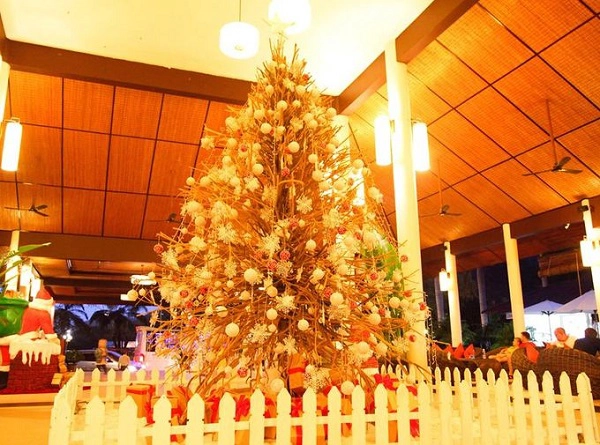 Cây thông Noel ở Diamond Bay Resort & Spa, Nha Trang mang đến du khách cảm giác hoang dã khi sử dụng những cành cây khô đã qua xử lý để trang trí, mà không cần đến ánh sáng của các bóng đèn. Cây thông Noel ở Diamond Bay Resort & Spa, Nha Trang mang đến du khách cảm giác hoang dã khi sử dụng những cành cây khô đã qua xử lý để trang trí, mà không cần đến ánh sáng của các bóng đèn.