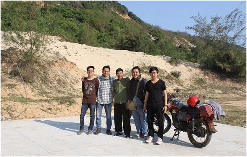 Nhóm chúng tôi chụp ảnh lưu niệm cùng chú Mười, người giữ đồn dễ mến. Ảnh: H.N. Nhóm chúng tôi chụp ảnh lưu niệm cùng chú Mười, người giữ đồn dễ mến. Ảnh: H.N.