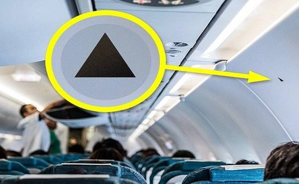 Hình tam giác màu đen Theo một cơ trưởng lái máy bay Airbus A320, những hình tam giác nhỏ màu đen ở phía trên một số chỗ ngồi được dùng để đánh dấu vị trí quan sát cánh máy bay tốt nhất. Phi công đôi lúc cần nhìn tận mắt để kiểm tra nếu nghi ngờ độ nghiêng của cánh máy bay và chỉ số trên đồng hồ không khớp nhau, nhưng trường hợp như vậy rất hiếm khi xảy ra. Ảnh: leungchopan/depositphotos.com.