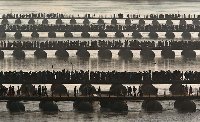 Những tín đồ Hindu đi qua cầu phao khi họ rời khỏi Sangam - nơi hợp lưu của sông Hằng, Yamuna và Saraswati trong lễ hội Kumbh Mela, tổ chức tại Allahabad, Ấn Độ ngày 10/2/2013. Sự kiện này được đánh giá là cuộc tụ họp tôn giáo lớn bậc nhất hành tinh, diễn ra trong 2 tháng. Số lượng tín đồ hành hương về đây đông nhất là 120 triệu người, ghi nhận vào năm 2013. Đến năm 2019, Kumbh Mela sẽ diễn ra từ ngày 15/1 tới 4/3 tại Allahabad, Ấn Độ. Các nhà chức trách địa phương ước tính số người đổ về đây trong năm sau sẽ vào khoảng 100 triệu người. Ảnh: Manish Swarup/AP.