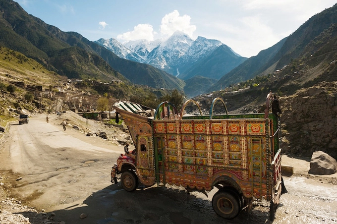 Hoạ sĩ Kafeel Bhai Ghotki là cái tên mà có lẽ nhiều người ở Pakistan sẽ còn nhắc tới trong vai trò phát triển và nâng tầm Truck Art. Câu nói "Kafeel Bhai Ghotki Wally - tay phải, tay trái, người ném bóng xoáy" xuất hiện đằng sau rất nhiều chiếc xe lấy cảm hứng từ môn cricket mà Bhai rất yêu thích. Ông có khả năng đặc biệt là ném bóng xoáy bằng cả hai tay. Không đòi nhiều tiền công, Bhai sống bằng niềm đam mê và đôi khi chỉ cần vài ly trà hay bữa ăn giản dị. Chất nghệ sĩ trong ông còn thể hiện từ việc Bhai sẵn sàng từ chối lời mời với tiền công cao ngất ngưởng từ những người Pháp, vì không được ký tên lên tác phẩm của mình.